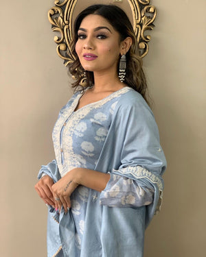 Women Floral Print Straight Kurta with Pants & Dupatta